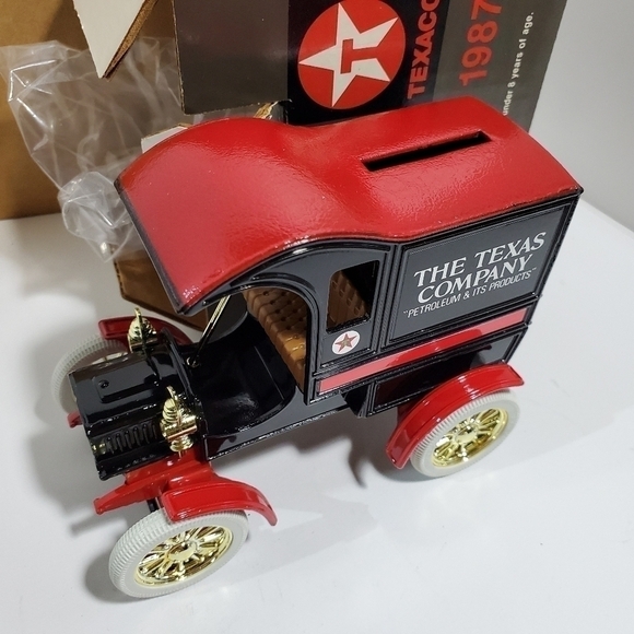 Die Cast Texaco 1905 Ford Delivery Car locking coin bank w/key - Picture 4 of 10
